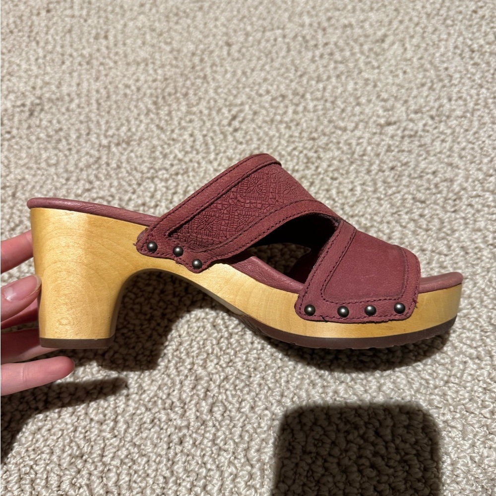 UGG Issa Mosaic Raspberry Clogs - Picture 4 of 6